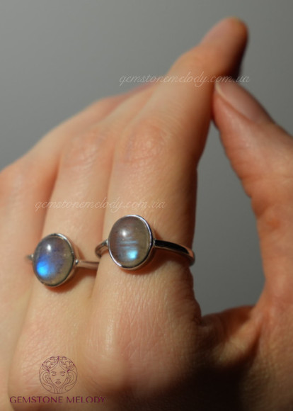 Каблучка з лабрадором з синім сяйвом