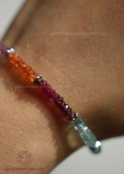 Різнокольоровий браслет з мінералів