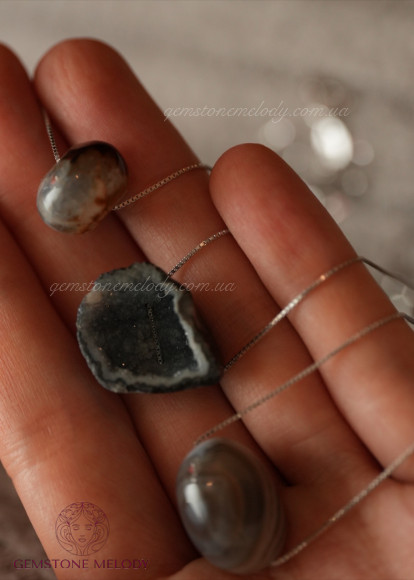 Підвіска на шию зі змінним мінералом