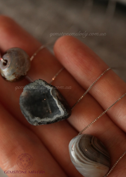 Підвіска на шию зі змінним мінералом