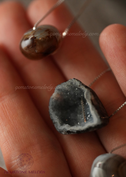 Підвіска на шию зі змінним мінералом