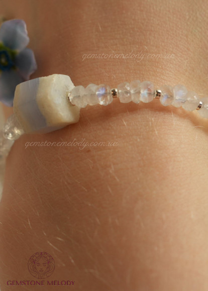 Браслет з місячного каменя , вставка халцедону