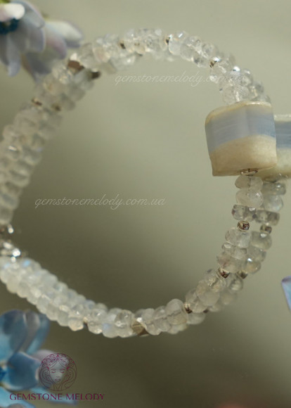 Браслет з місячного каменя , вставка халцедону