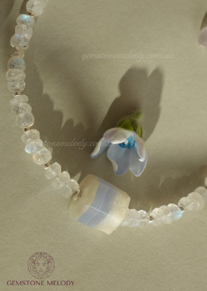 Браслет з місячного каменя , вставка халцедону