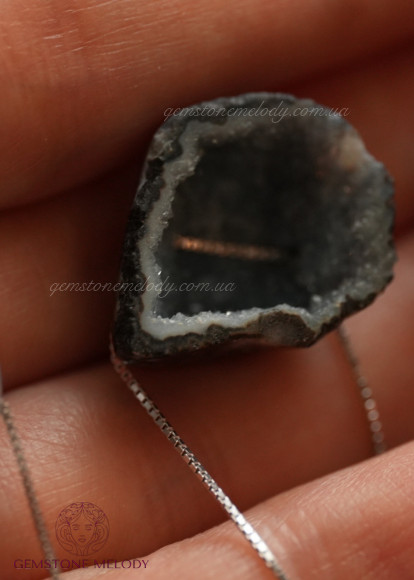Підвіска на шию зі змінним мінералом