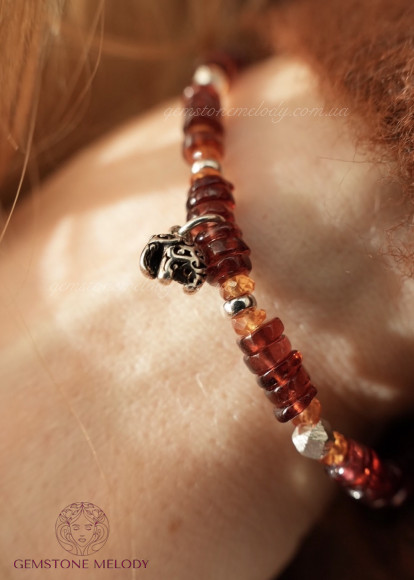 Браслет з гранатом і сапфіром