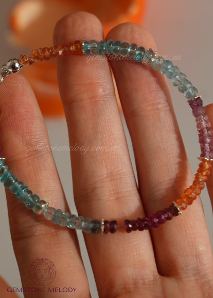 Різнокольоровий браслет з мінералів