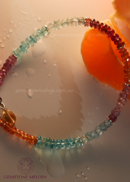 Різнокольоровий браслет з мінералів
