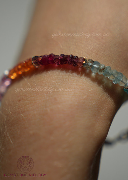 Різнокольоровий браслет з мінералів