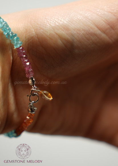 Різнокольоровий браслет з мінералів